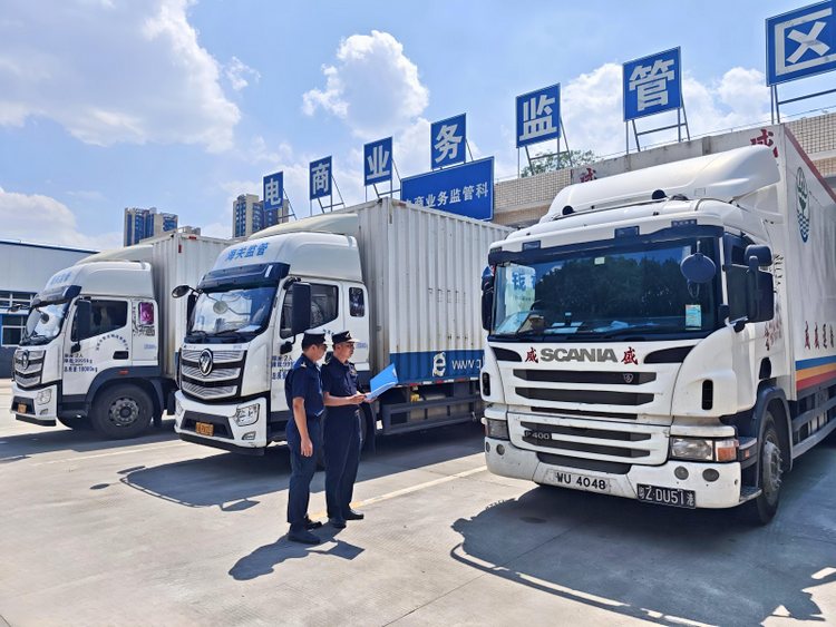 东莞长安海关关员顶着烈日核对电商车辆申报信息
