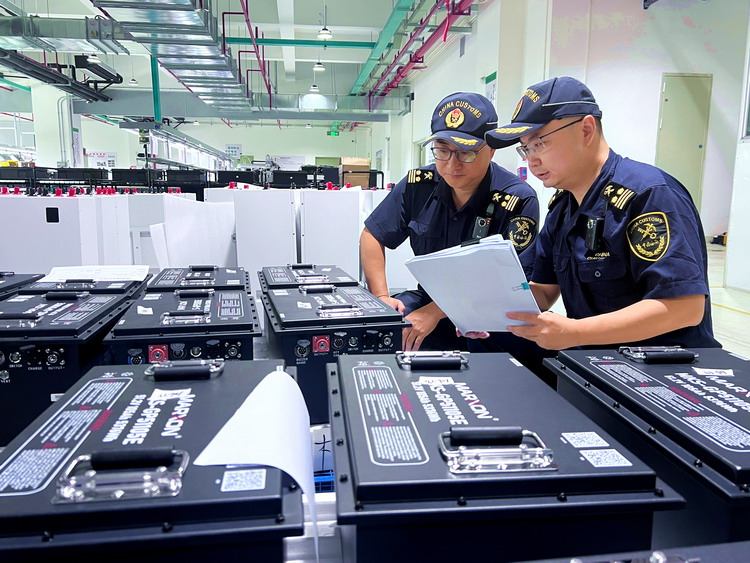凤岗海关关员对出口锂电池开展危险货物包装使用鉴定